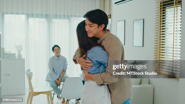 asian couples hug each other after consulting about relationships and mental health problems with a group of psychotherapists. people use group therapy to support each other. - promises rehab center foto e immagini stock