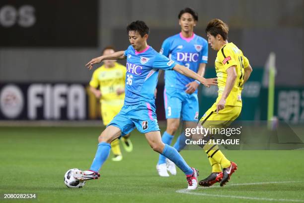 Hideto Takahashi of Sagan Tosu controls the ball against Kim Bo-kyung during the J.League J1 match between Sagan Tosu and Kashiwa Reysol at Best...