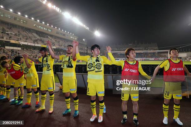 Kashiwa Reysol players applaud fans after the team's 2-1 victory in the J.League J1 match between Sagan Tosu and Kashiwa Reysol at Best Amenity...