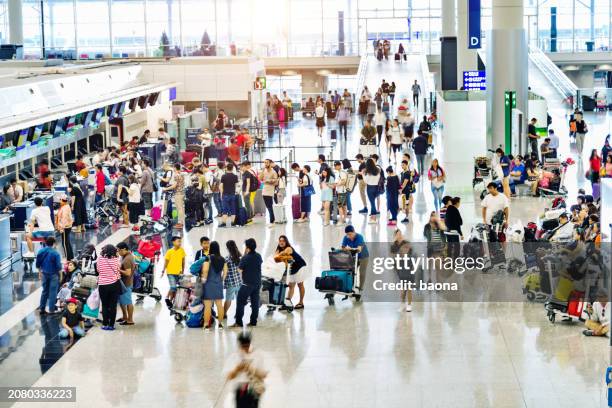 crowd of people waiting for check-in - esperar na fila imagens e fotografias de stock