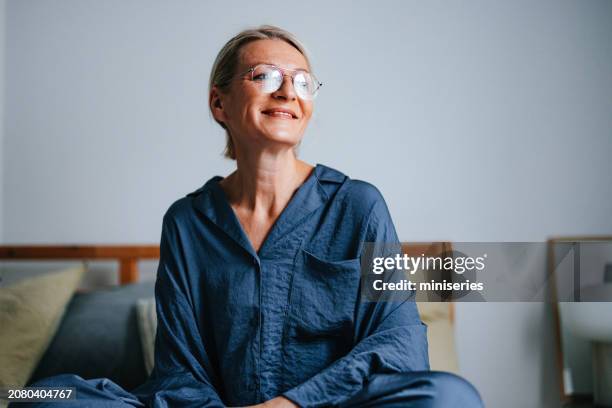 retrato de la hermosa mujer mayor sonriente en pijama - pijama fotografías e imágenes de stock