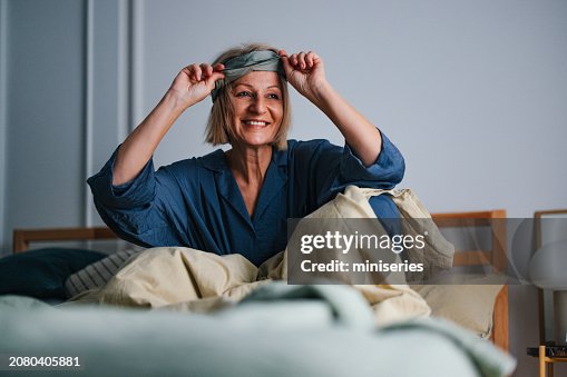 Retrato de una mujer mayor feliz que se despierta por la mañana en casa Retrato de una mujer mayor feliz que se despierta por la mañana en casa