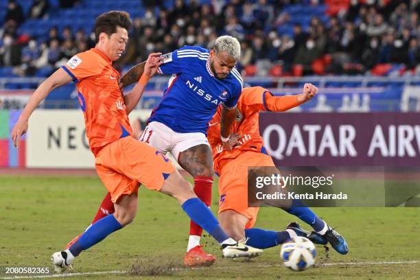 Anderson Lopes of Yokohama F.Marinos and Gao Zhunyi and Zheng Zheng of Shandong Taishan compete for the ball during the AFC Champions League quarter...