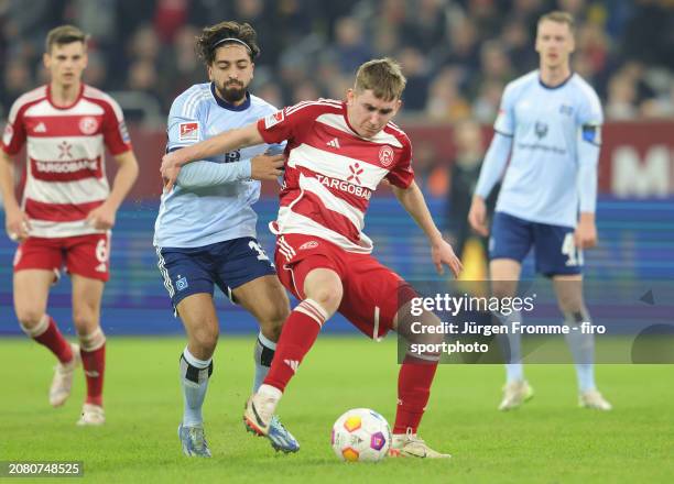 Immanuel Pherai of HSV and Ísak Johannesson of Fortuna battle for the ball during the Second Bundesliga match between Fortuna Düsseldorf and...