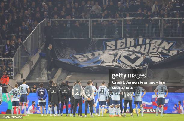 Team team mates of Hamburg disappointed in front of her Fans after the Second Bundesliga match between Fortuna Düsseldorf and Hamburger SV at Merkur...