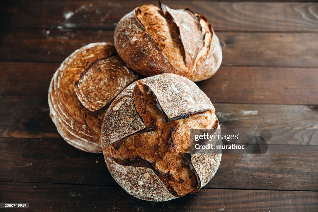 Frisch gebackenes hausgemachtes Sauerteig-Vollkornbrot