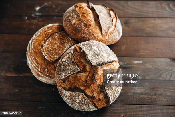 pain de blé entier au levain artisanal maison fraîchement cuit - miche de pain photos et images de collection