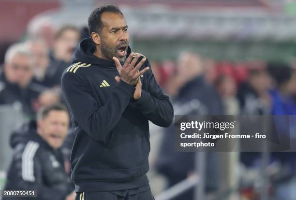 Daniel Thioune coach of Fortuna gestures during the Second Bundesliga match between Fortuna Düsseldorf and Hamburger SV at Merkur Spiel-Arena on...