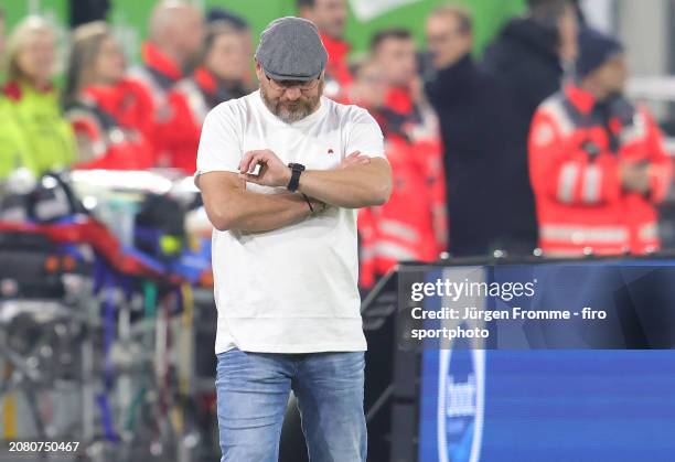 Steffen Baumgart Coach of Hamburg gestures during the Second Bundesliga match between Fortuna Düsseldorf and Hamburger SV at Merkur Spiel-Arena on...