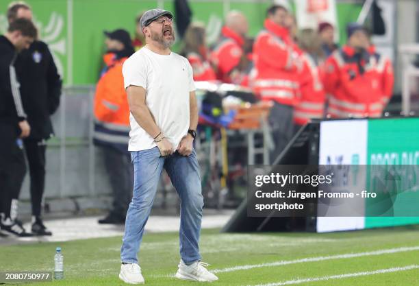 Steffen Baumgart Coach of Hamburg gestures during the Second Bundesliga match between Fortuna Düsseldorf and Hamburger SV at Merkur Spiel-Arena on...