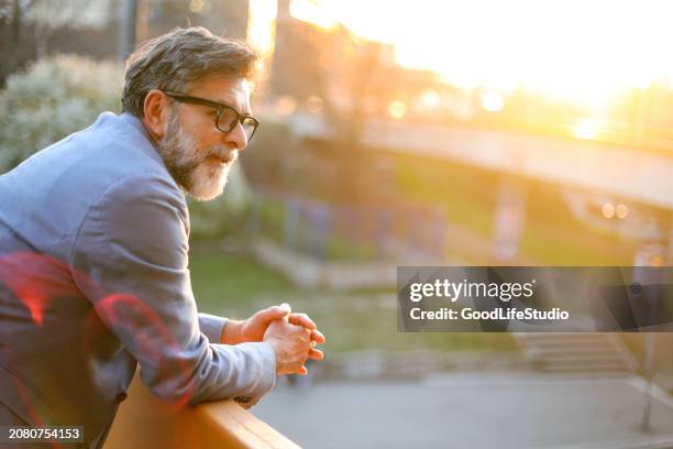 contemplation - endast en medelålders man bildbanksfoton och bilder