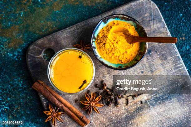 moon milk with turmeric, star anise, cloves and cinnamon - ashwagandha stockfoto's en -beelden