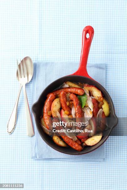 sausages with apples and shallots - rua principal rua fotografías e imágenes de stock