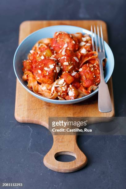 tagliatelle with veal meatballs in tomato sauce - rua principal rua fotografías e imágenes de stock