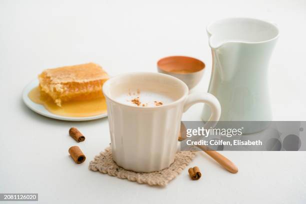 moon milk with cinnamon and honeycomb - ashwagandha stockfoto's en -beelden