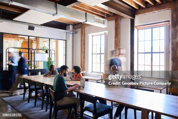 vielfältige gruppe von geschäftsleuten, die in einem geschäftigen großraumbüro arbeiten - open space office stock-fotos und bilder