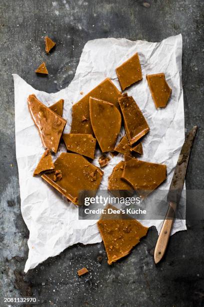 broken caramel with fleur de sel - caramel block stock pictures, royalty-free photos & images