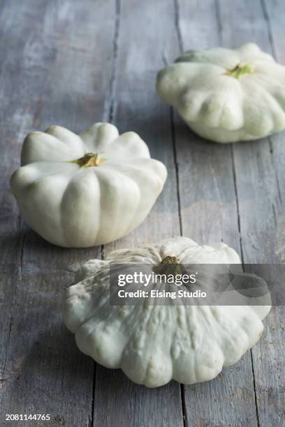 three patty-pan squash - pattypan squash imagens e fotografias de stock