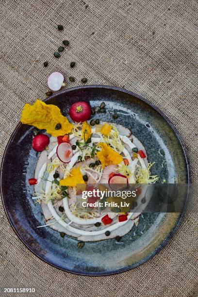 colourful salad with radishes and courgette flowers - krulandijvie stockfoto's en -beelden