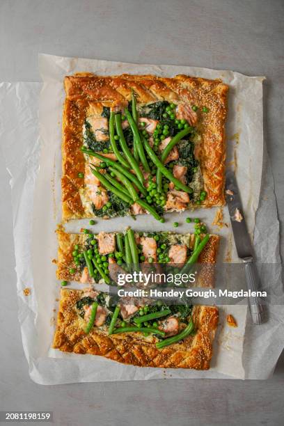 puff pastry salmon tart with dill cream cheese, spinach, beans and peas - feijão catarino imagens e fotografias de stock