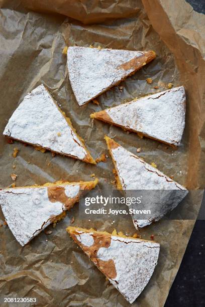 tarta de santiago (mandeltarte, spanien), topped with icing sugar - spanien stock pictures, royalty-free photos & images