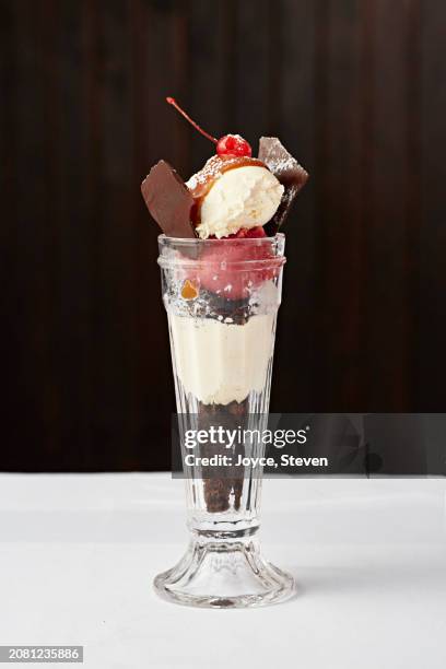 knickerbocker glory - knickerbocker glory stock pictures, royalty-free photos & images