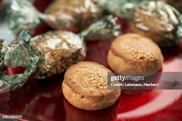 mantecados (spanish christmas cookies with lard and almonds) - polvorón photos et images de collection