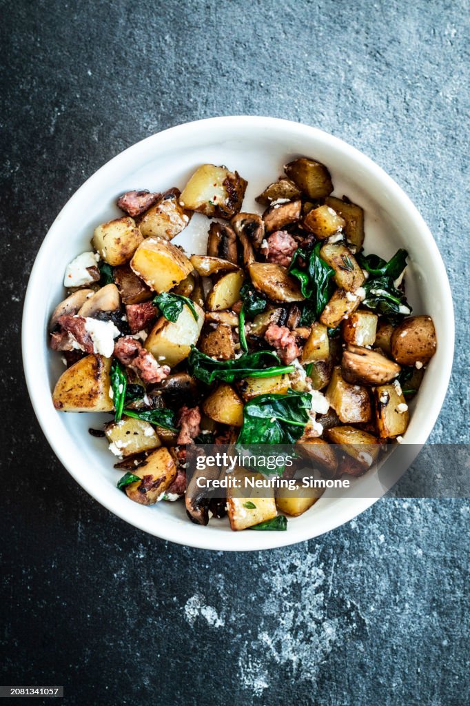 Fried potatoes with spinach, salsiccia and feta cheese