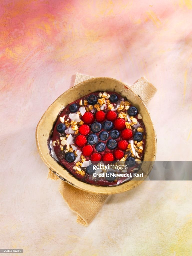 Blackberry and coconut smoothie bowl