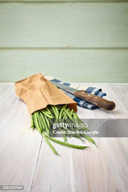 green beans in a paper bag - princess bean - fotografias e filmes do acervo