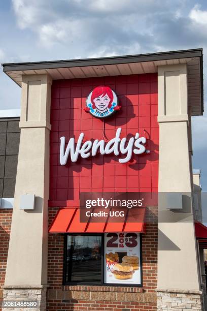 Maplewood, Minnesota. Wendy's. Fast food chain. Exterior of building with logo.