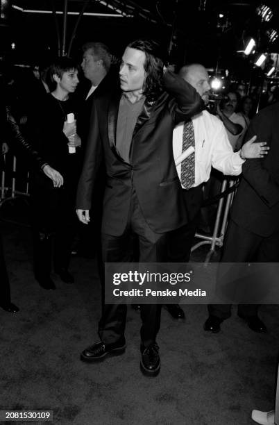 Johnny Depp attends the local premiere of "Sleepy Hollow" at Grauman's Chinese Theatre in Los Angeles, California, on November 17, 1999.