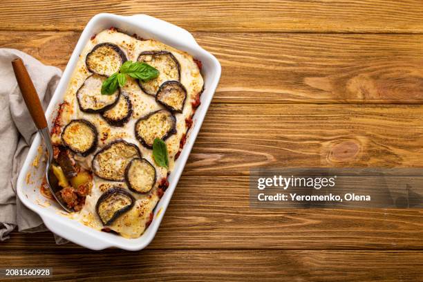 moussaka with baked eggplants and ground beef - moussaka stockfoto's en -beelden