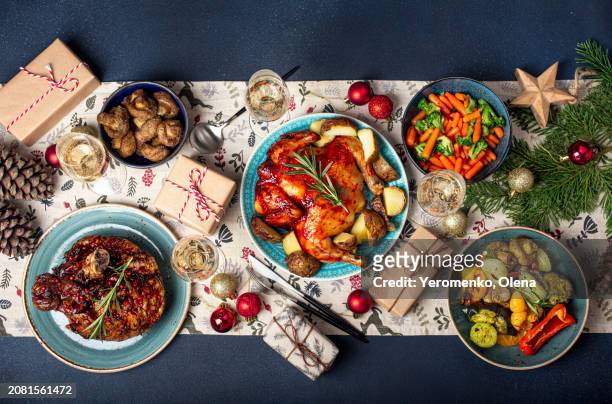 christmas evening table with festive food and sparkling wine glasses - christmas leg ham stock-fotos und bilder
