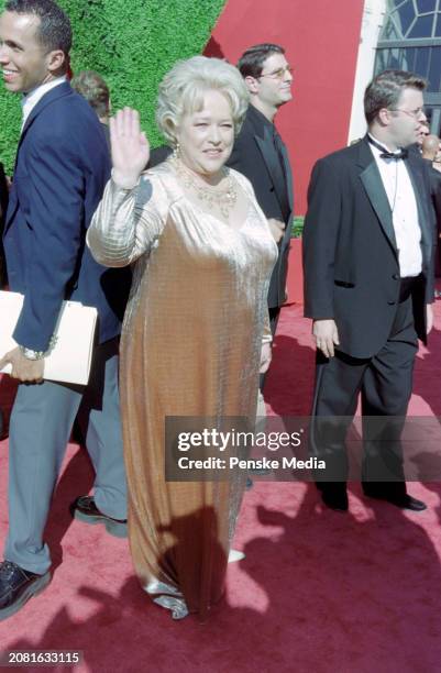 Kathy Bates attends the 51st Primetime Emmy Awards at the Shrine Auditorium in Los Angeles, California, on September 12, 1999.