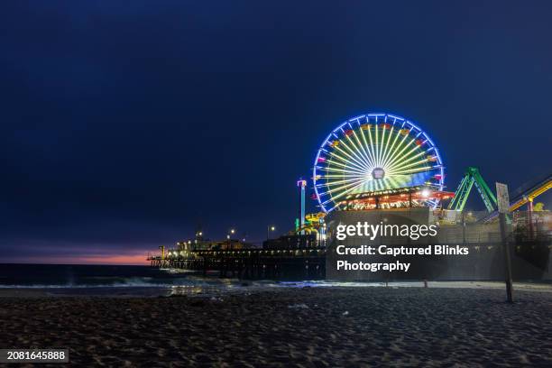 santa monica pier beach and ferris wheel at sunset - santa monica pier stock-fotos und bilder
