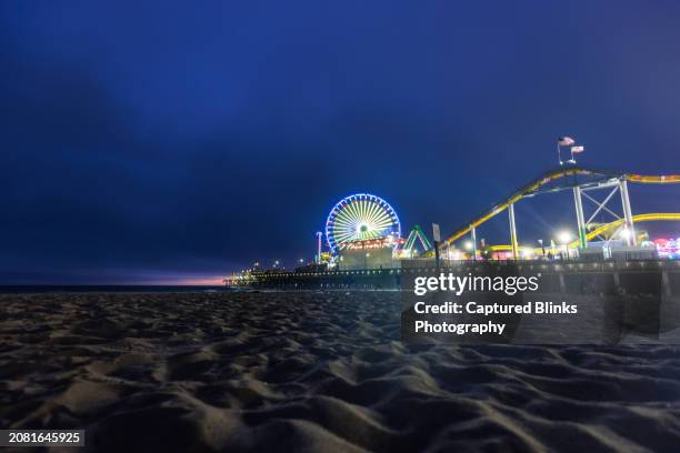 santa monica pier beach and ferris wheel at sunset - südkalifornien stock-fotos und bilder