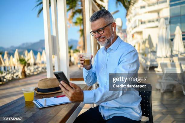 businessman who has a business meeting over a smartphone - entrepreneur stockfoto's en -beelden