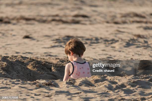 ragazzo che scava in spiaggia - scavare foto e immagini stock