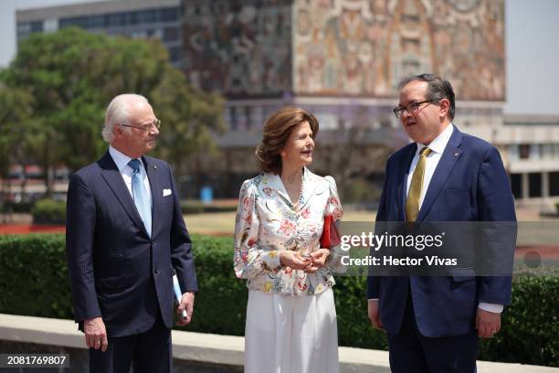 King Carl XVI Gustaf of Sweden, Queen Silvia of Sweden, and Rector of the Universidad Nacional Autónoma de México Leonardo Lomelí Vanegas talk during...