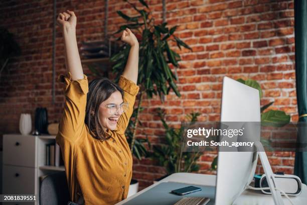 1,862 Teen Excited At Computer Stock Photos, High-Res Pictures, and ...