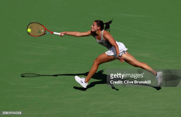 Emma Navarro of the United States plays a forehand against Aryna Sabalenka in their fourth round match during the BNP Paribas Open at Indian Wells...