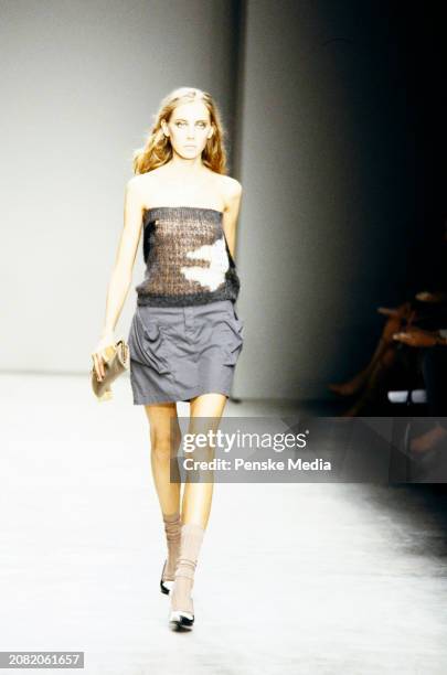 Miu Miu Spring 2001 Ready to Wear Runway Show, Nachrichtenfoto
