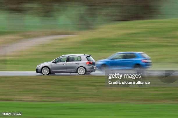 March 2024, Baden-Württemberg, Rottweil: A VW Golf overtakes another car on federal highway 27 near Rottweil. . Photo: Silas Stein/dpa