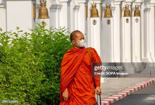 Thai Buddhist monk wears a mask amid smog from heavy concentrations of fine particulates matter PM2.5, in Chiang Mai. Air pollution haze in Chiang...