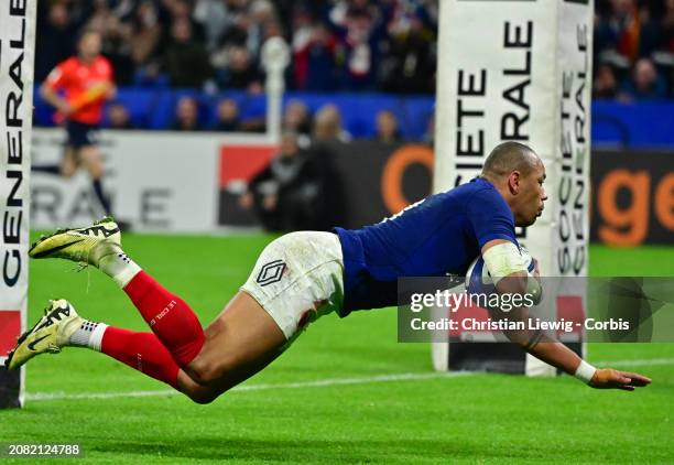Gael Fickou of France scores their first try during the Guinness Six Nations 2024 match between France and England at on March 16, 2024 in Lyon,...