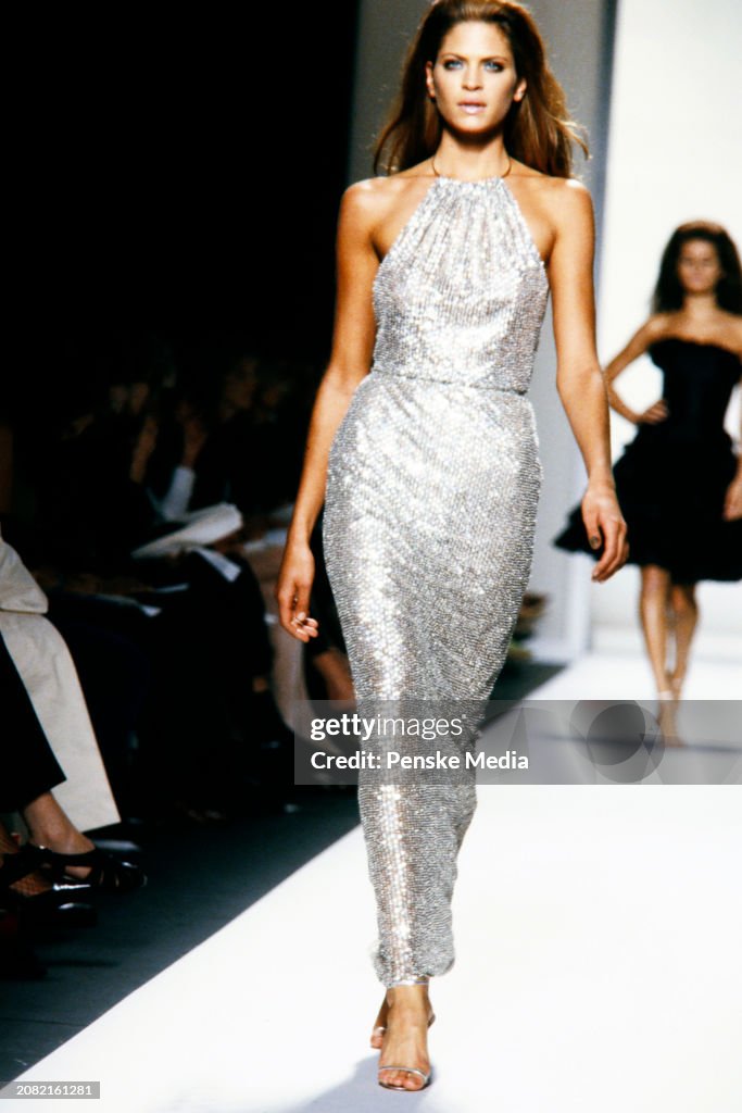 Francesca Rayder Model Frankie Rayder walks in the Oscar de la Renta Spring 2001 Ready ...