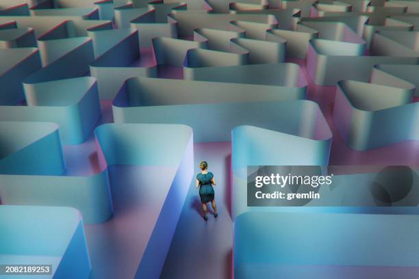 mujer de negocios de pie en el laberinto abstracto - reto fotografías e imágenes de stock