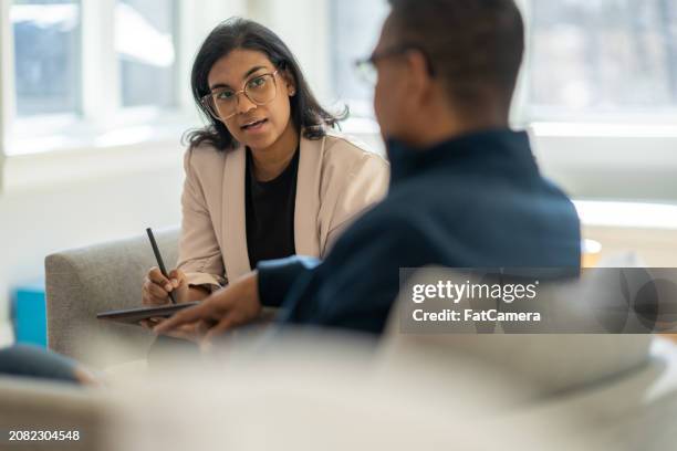 individuelle beratung - psychosoziale beratung stock-fotos und bilder