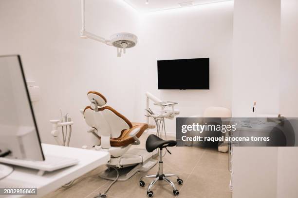 dentist's office in neutral tones - cabinet dentaire photos et images de collection